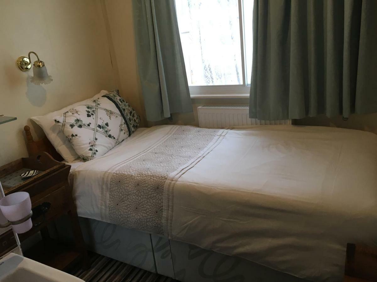 Chambre Simple avec Toilettes et Douche Communes